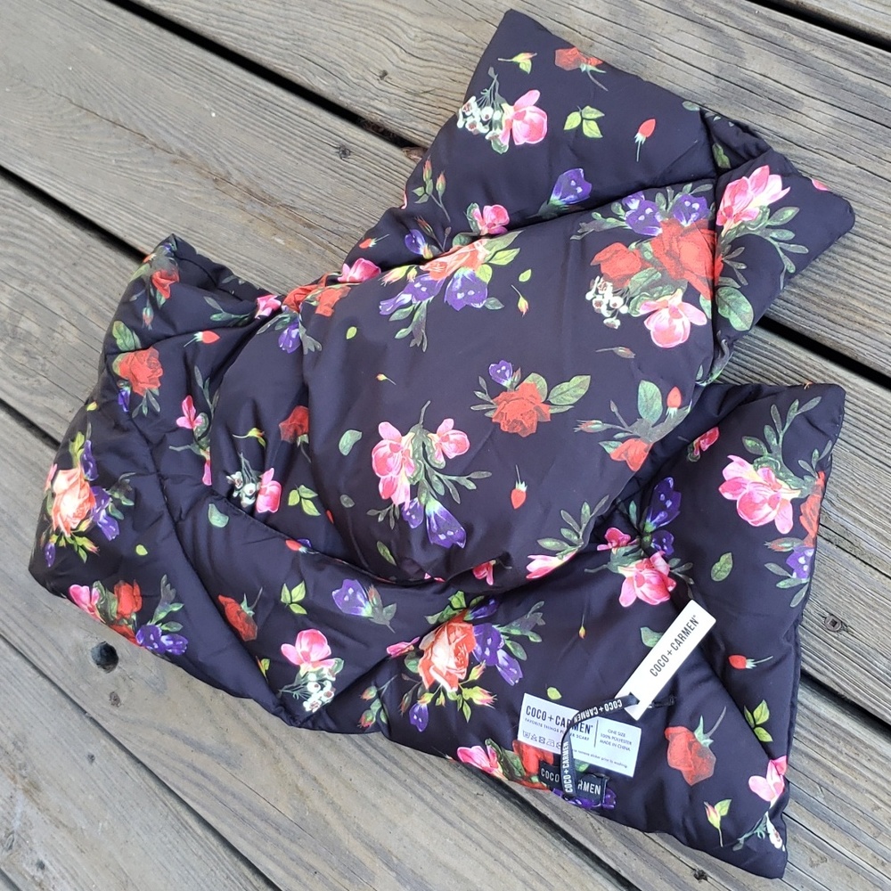 Reversible puffer scarf